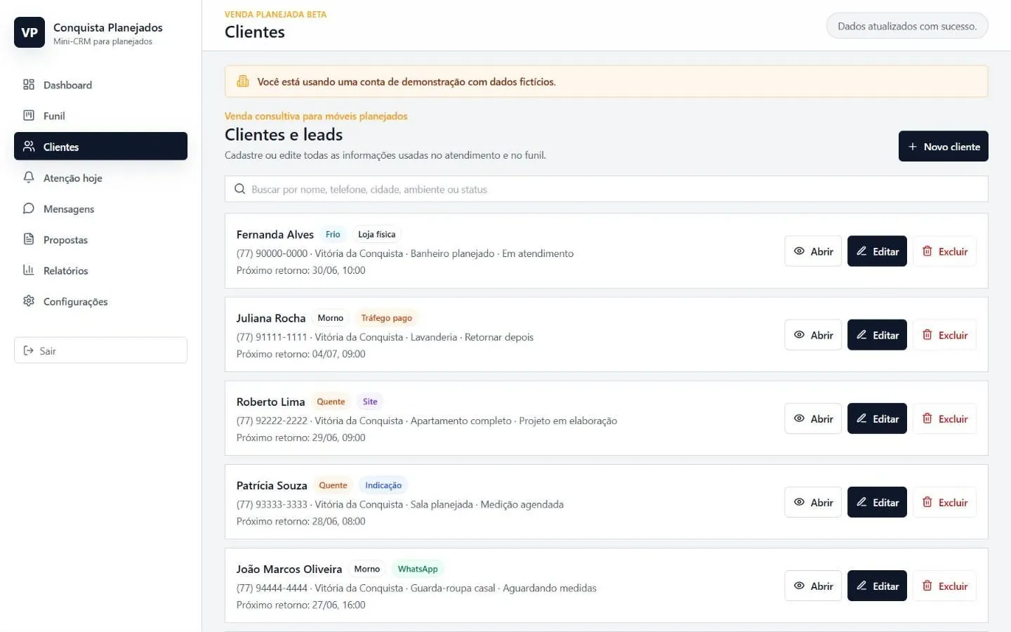 Lista de clientes e leads com temperatura, origem, ambiente e próximo retorno