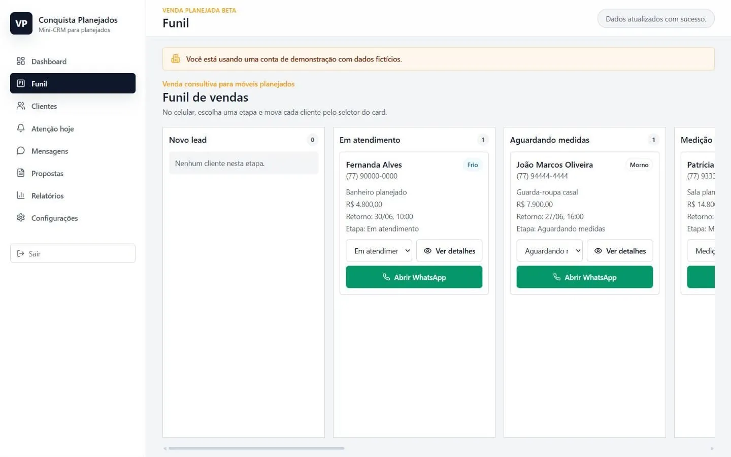 Funil de vendas em colunas por etapa, com os cartões dos clientes e botão para abrir o WhatsApp